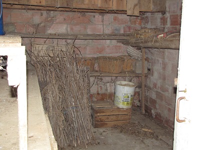 Intérieur d'un poulailler en briques.