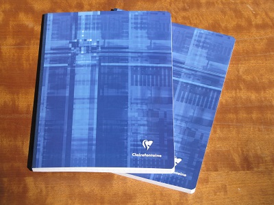 Deux grands cahiers bleus.