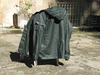 Vêtement de pluie sur un dossier de chaise d'extérieur.