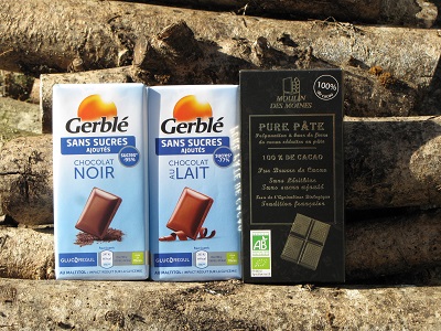 Trois plaquettes de chocolat (dans leur emballage).