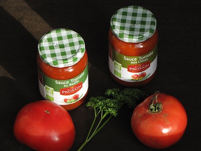 Deux pots de sauce tomate.