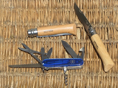 Deux couteaux Opinel et un couteau suisse.