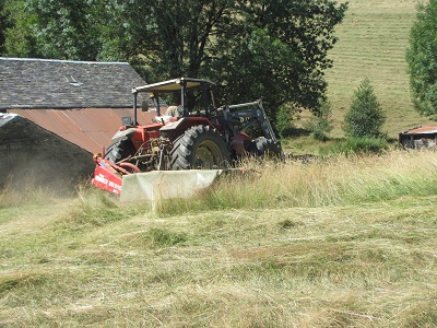 Tracteur en train de faucher.