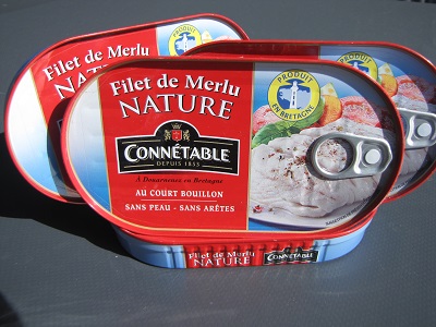 Boîtes de merlu.
