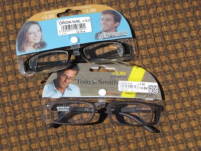 Deux paires de lunettes grossissantes.
