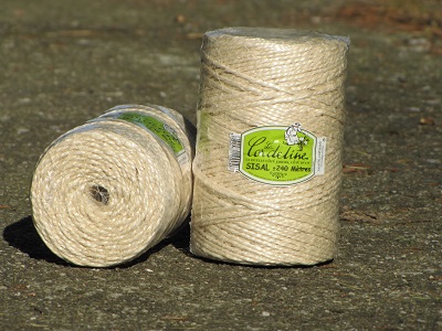 Deux gros rouleaux de ficelle en sisal.