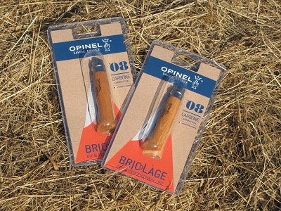 Deux couteaux Opinel sous blister.