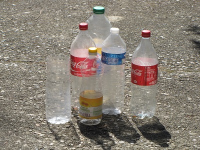 Bouteilles en plastique.