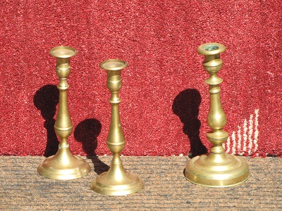 Trois chandeliers à une bougie.