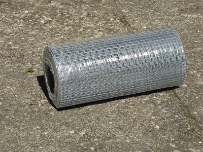 Rouleau de grillage à mailles fines.