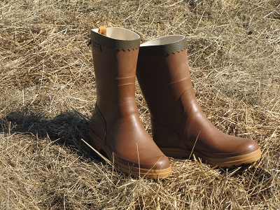 Paire de bottes sur de la paille.