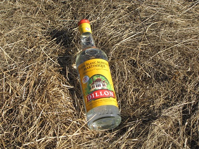 Bouteille de rhum blanc agricole.