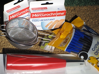 Pansements, stylos, allume-feu, passoires.