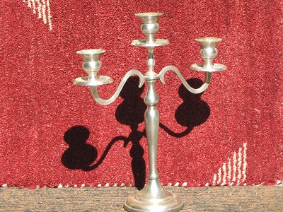 Chandelier à trois bougie.