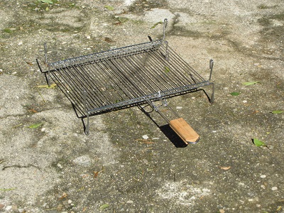 Grille de cuisson pour barbecue.