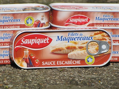 Boîtes de maquereaux sauce escabèche.