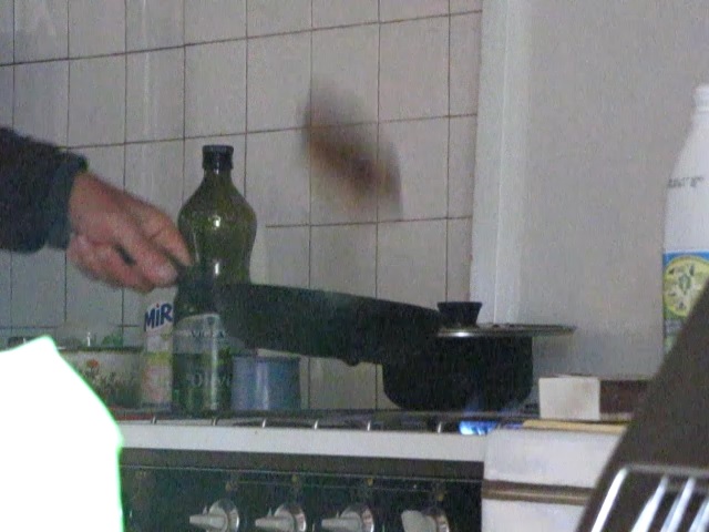 Je fais sauter une crêpe.