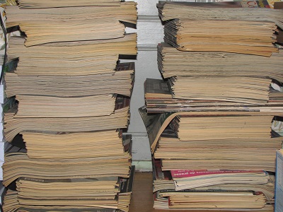 Deux piles de journaux.