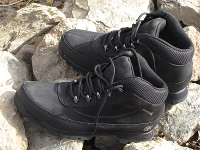 Paire de baskets montantes sur des pierres.