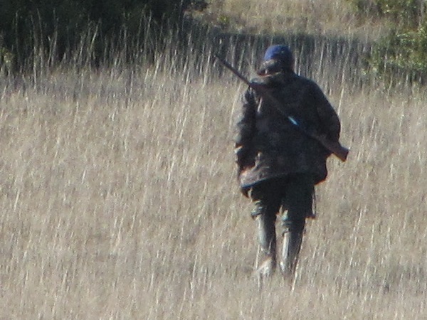 Un chasseur de dos.