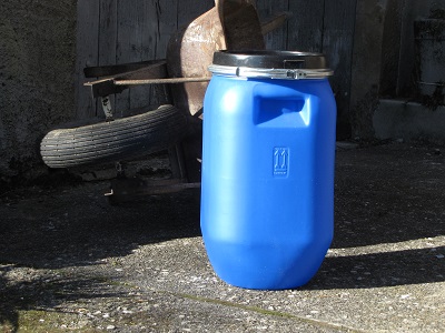 Bidon étanche bleu.