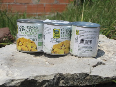 Trois petites boîtes de champignons.
