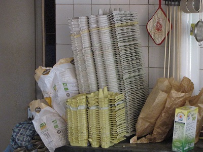 Deux tas de boîtes d'œufs.