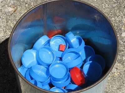 Bouchons bleus de bouteilles de lait.