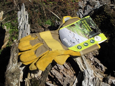 Gants épais jaunes de jardinage.