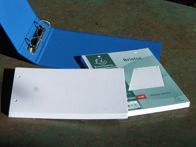 Classeur bleu et fiches.