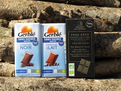 Trois plaquettes de chocolat (dans leur emballage).