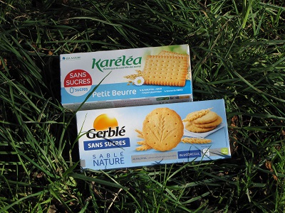 Deux paquets de biscuits.