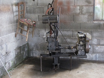 Gros appareil dans un garage.