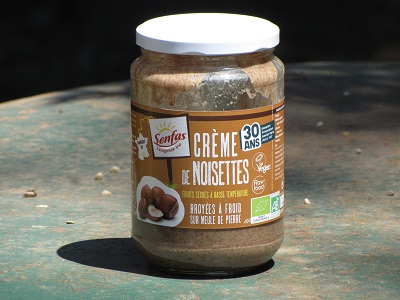 Bocal de crème de noisettes sur une table métallique.