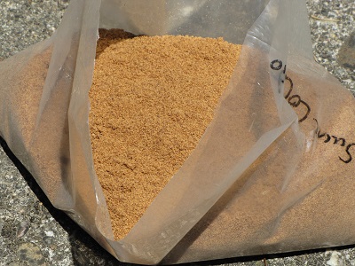 Sucre de coco beige-orange dans un plastique.