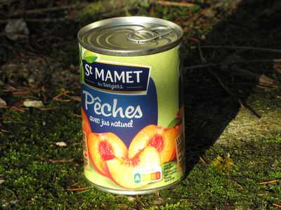 Boîte de conserve de pêches.