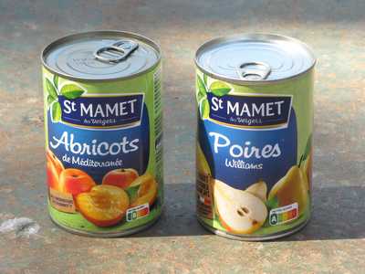Boîte de fruits au sirop, abricots et pêches.
