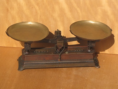 Balance à plateaux.