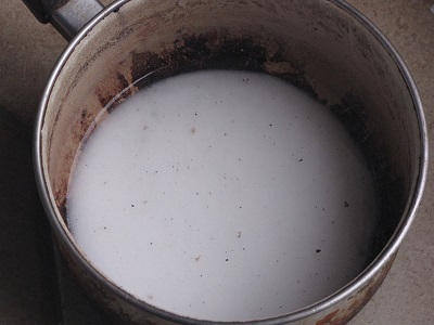 Casserole et liquide blanc.
