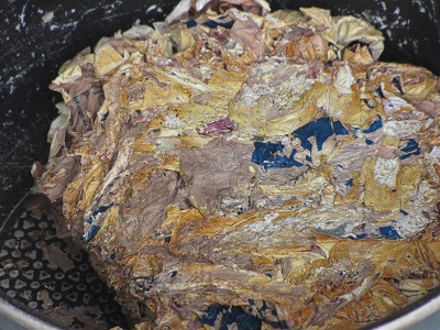 Plastique semi-fondu dans la casserole.