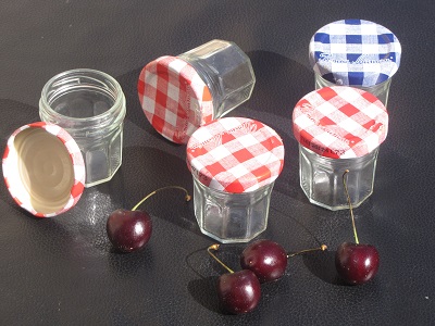 Petits pots en verre.
