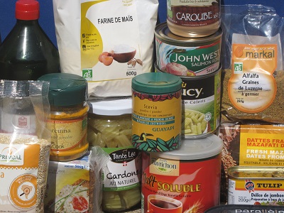 Paquets et boîtes de nourriture.