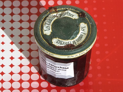 Bocal de noix-cornichons abîmé.