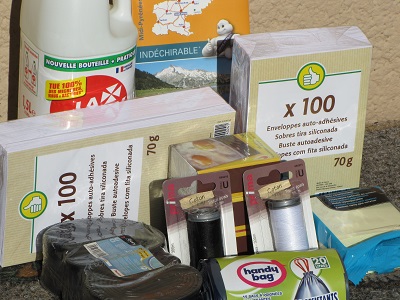 Eau de Javel, enveloppes, fil à coudre, chambres à air, carte routière...
