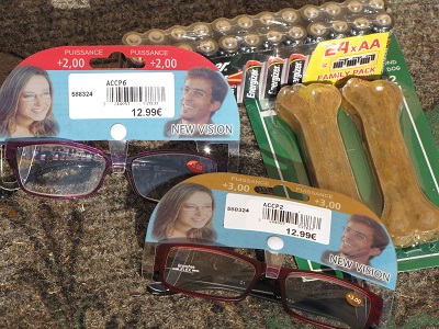 Lunettes-loupe, os à mâcher, piles.