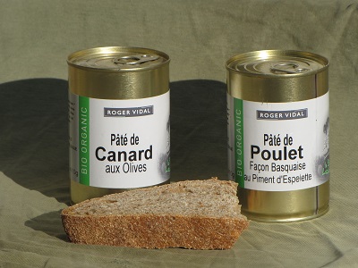Pâté de canard aux olives et pâté de poulet.