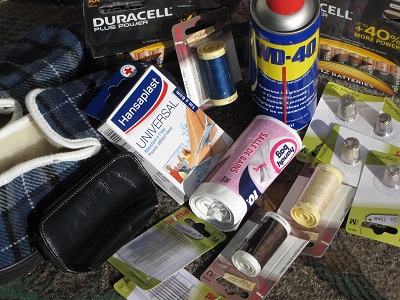 Pansements, aiguilles, dés, fil, sacs poubelle, piles, pantoufles, porte-monnaie, WD40.
