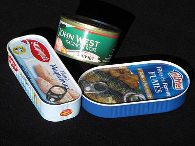 Boîtes de maquereau au naturel, de saumon et de hareng.