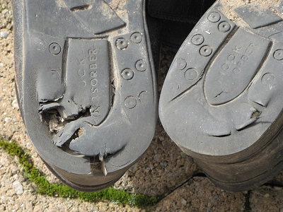 Semelles de chaussures trouées.
