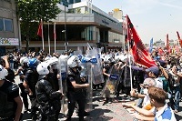Manifestants et police.